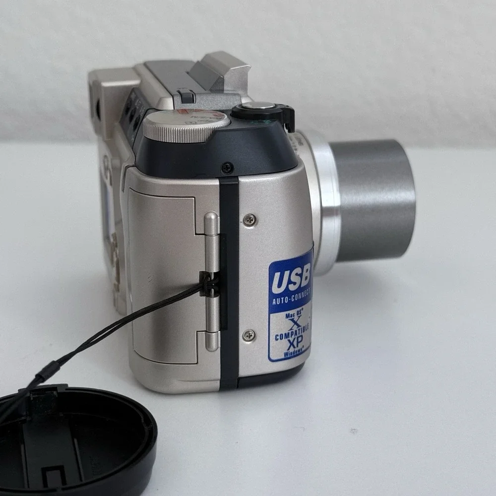Olympus Camedia C-720 Ultra Zoom 3.0MP Digital CAMERA ONLY Silver POWERS ON